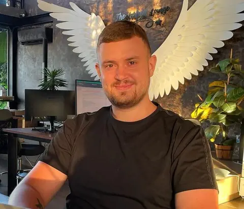 Nico, Gründer von Dreamlife.now, am Schreibtisch im Büro
