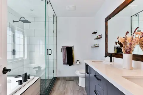 Neu renoviertes Badezimmer mit Dusche
