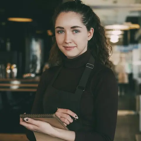 Mitarbeiterin im Café hinter der Theke
