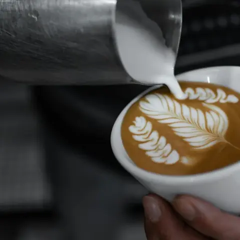 Kaffee wird im Café zubereitet