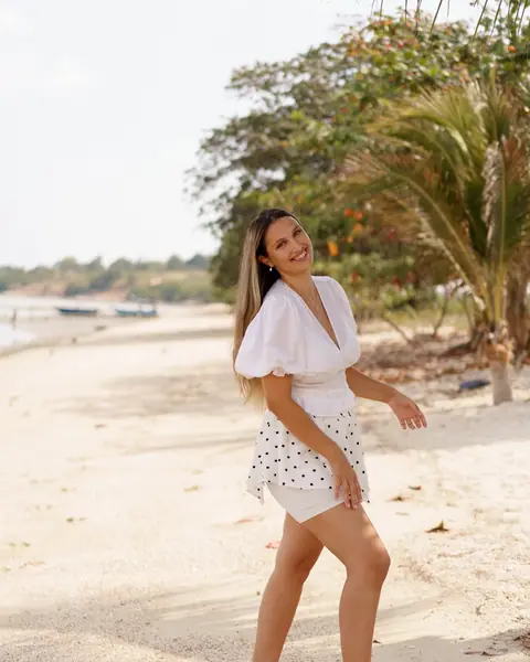 Viktoria, Mitgründerin von Dreamlife.now, lacht am Strand